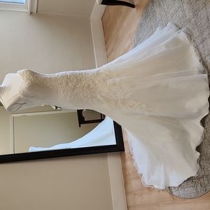 SIZE 8 NWOT ivory lace applique mermaid/fit and flare wedding gown by Mori Lee